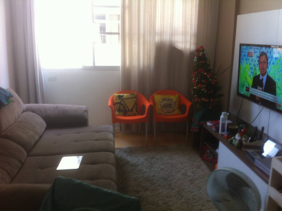 Sala com um excelente sofácama e tv a cabo