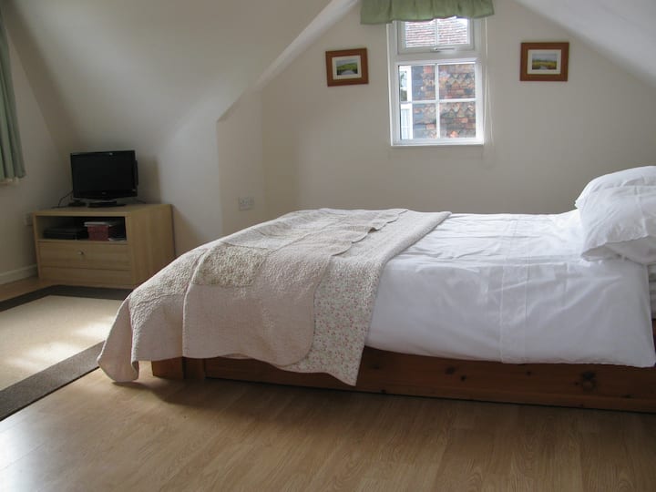 Удобно легло Лора Ашли спално бельо
телевизорът на снимката е сменен и е малко по - голям.