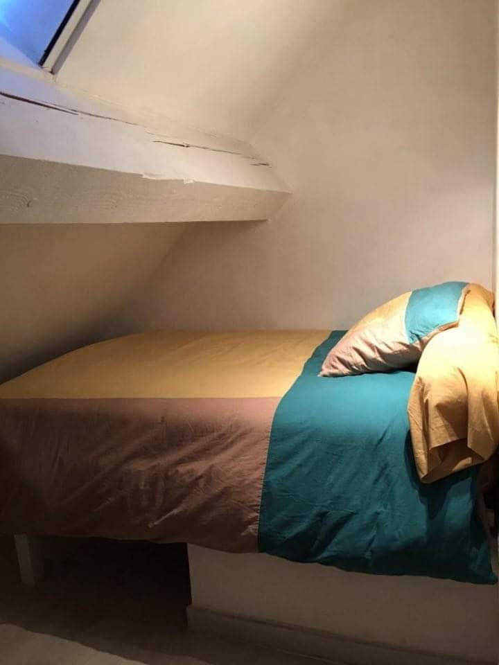 חדר שינה נוסף בעליית גג עם רשת יתושים נוספת למעלה.