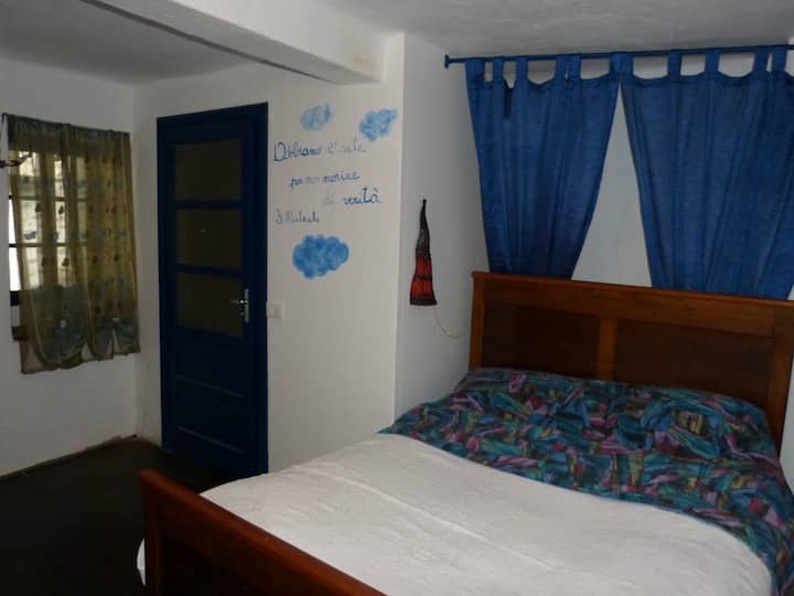 Nietzsche soba: bračni krevet s kupaonicom. 2. kat