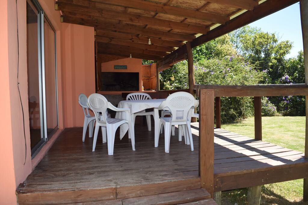 Deck con parrillero techado