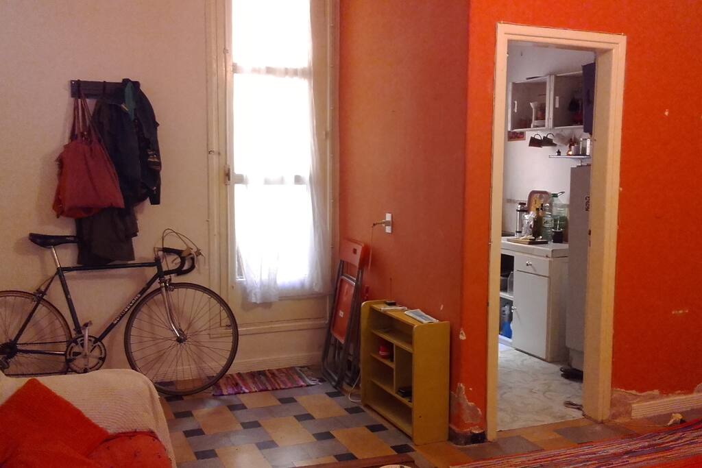 Parte de la sala con vista de la cocina
