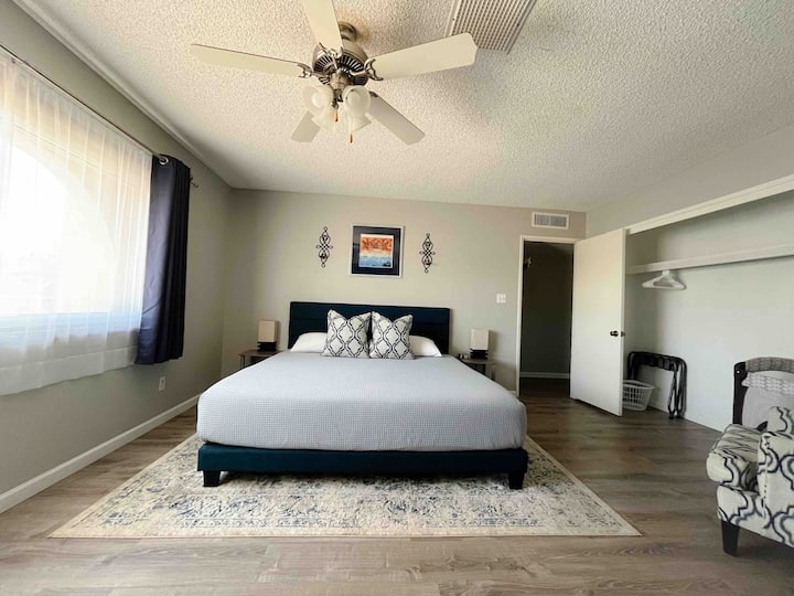 Chumba cha msingi kina kitanda cha kifalme, godoro na mito ya povu la kumbukumbu, televisheni mahiri, kebo, kabati kubwa la kujipambia, viti viwili vya mikono, kitanda cha mtoto kinachobebeka, saa ya king 'ora/kituo cha kuchaji cha usb na bafu kamili. 