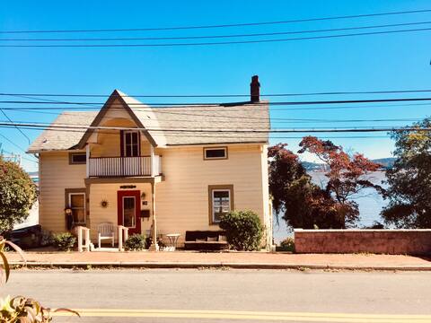 Beautiful & Fun Waterfront Duplex on the Hudson