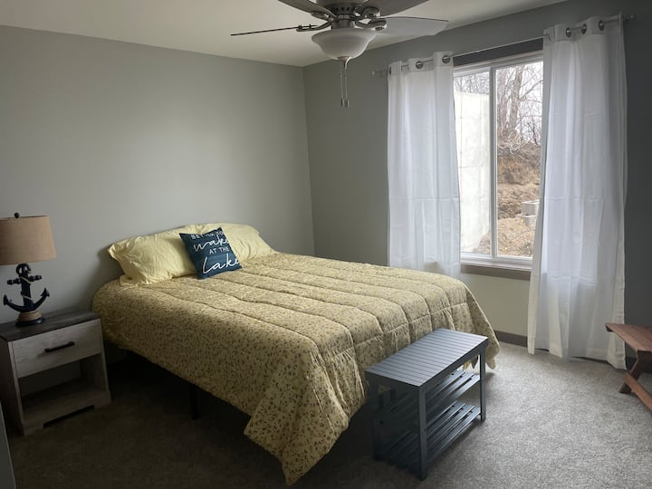 Chumba cha 3 cha kulala, ghorofa ya chini, kitanda aina ya queen. 