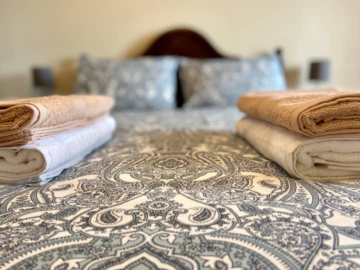 Მაღლა საძინებელი #2 ორადგილიანი საწოლით და უფასო აბაზანით და პლაჟის პირსახოცებით