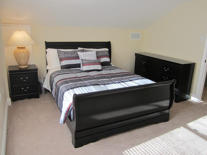 Kaa chini katika moja ya vyumba viwili vya kulala.