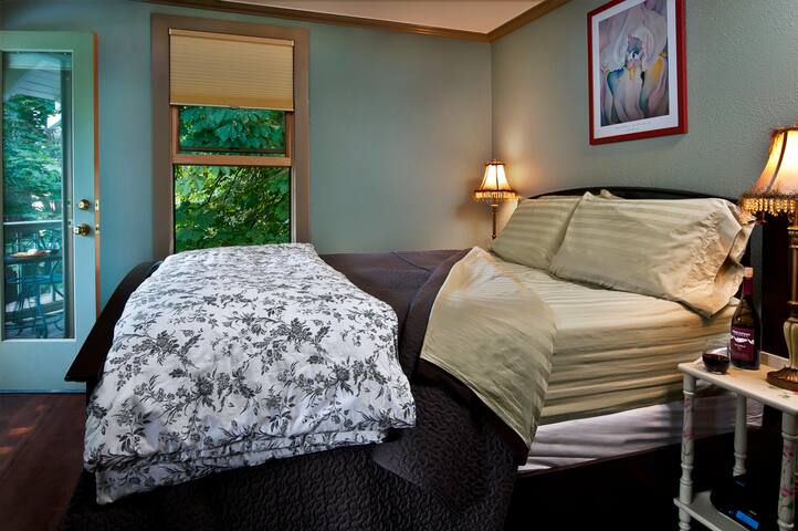 Chinook Suite at the Old Parkdale Inn