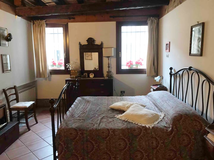 חדר שינה עם זוג חלונות שנראים כמו קמפו סן זנדגולה