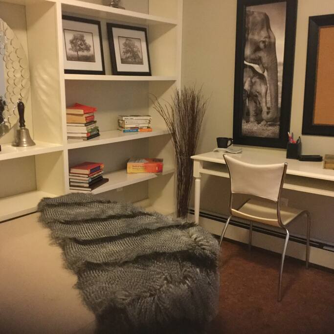A study with a daybed