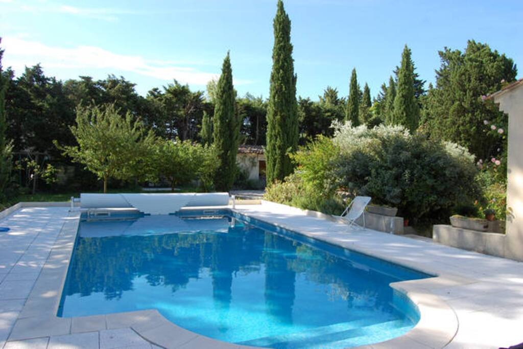 Vous avez accès à la grande piscine plein sud, avec de nombreux transats qui viennent d'être changés.