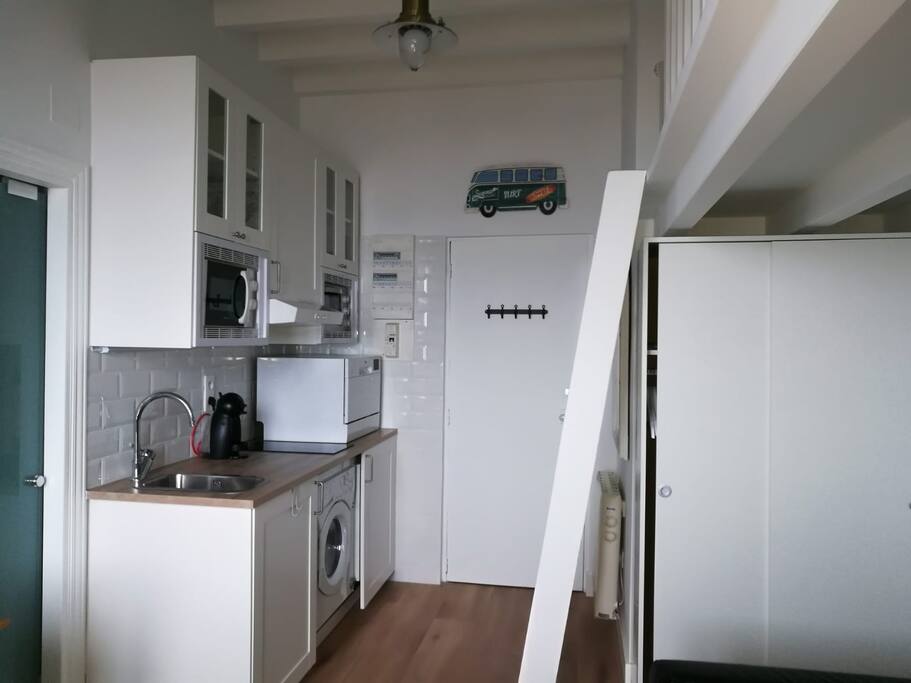 El apartamento es tipo loft y tiene todo integrado para pasar unos días comodisimo. La cocina dispone de todos los electrodomésticos,vitrocerámica,frigorífico,lavadora,horno,lavavajillas,microondas,cafetera y todo tipo de pequeños electrodomésticos.