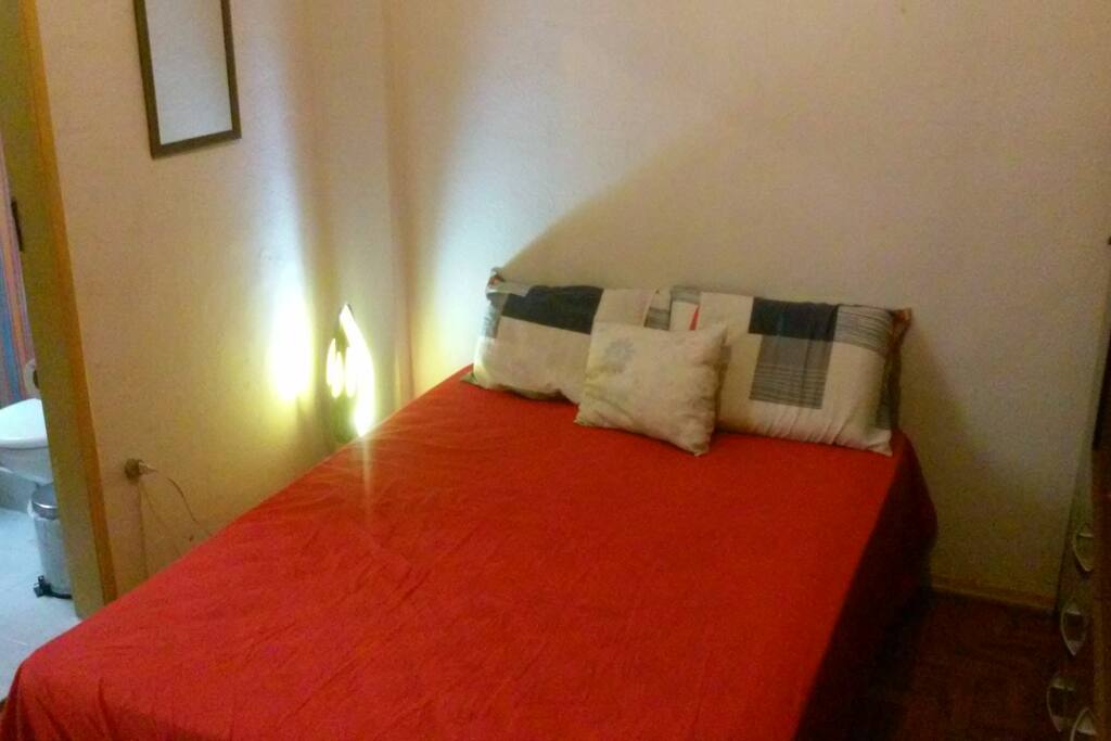 Quarto com cama de casal/ Bedroom with double bed