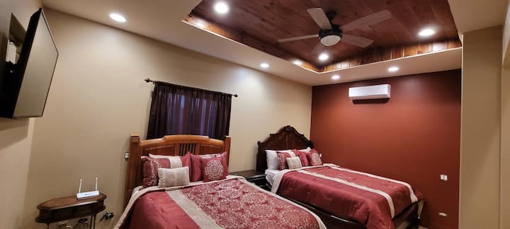 Recamara 2 má priamy prístup do kúpeľne na chodbe. Má manželskú posteľ Queen a manželskú posteľ s 7-palcovým šatníkom. 45-palcovýodznak inteligentnej televízie. Stropný ventilátor vysoký 9'. Brána príjazdovej cesty a brána do kúpeľne majú rozmery 8 x 26palcov.