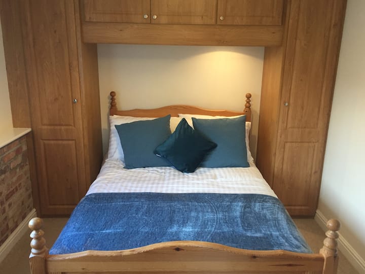 Dormitorio doble, mucho espacio para guardar