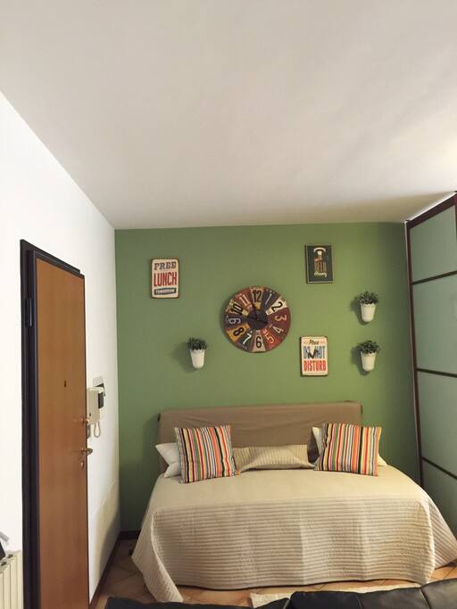 Angolo ingresso con letto singolo
