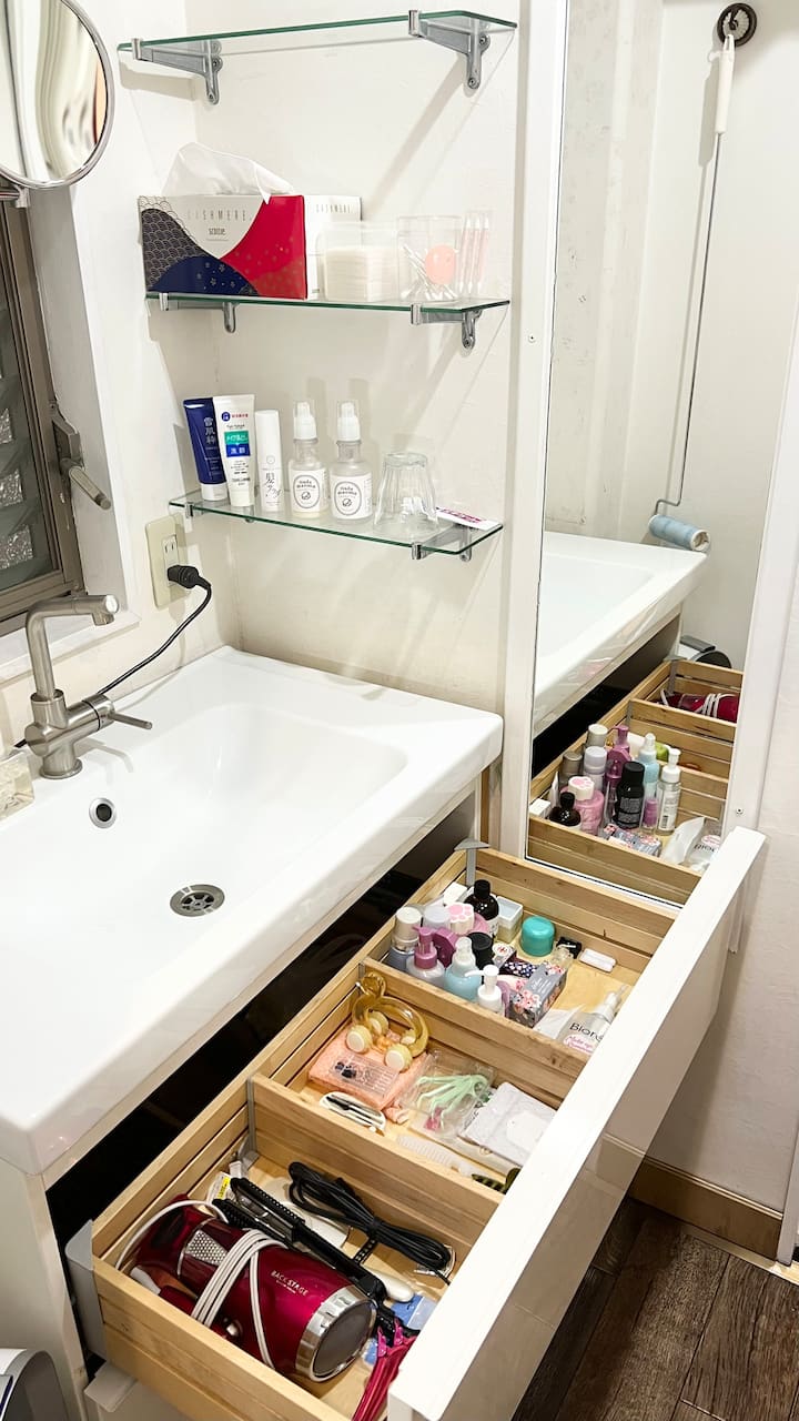 ヘアドライヤー、カールアイロン、スキンケア製品は、洗面台の右側と引き出しに用意されています。