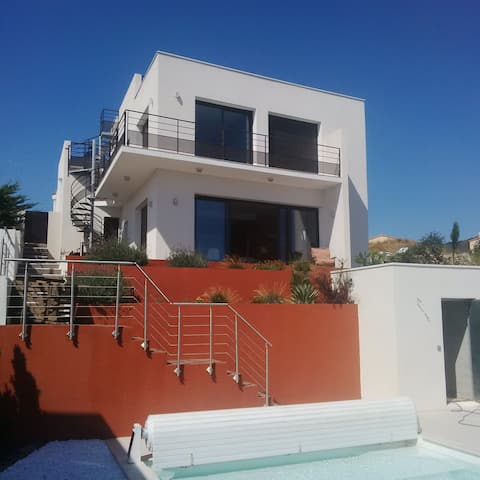 Contemporary house with fantastic seaviews