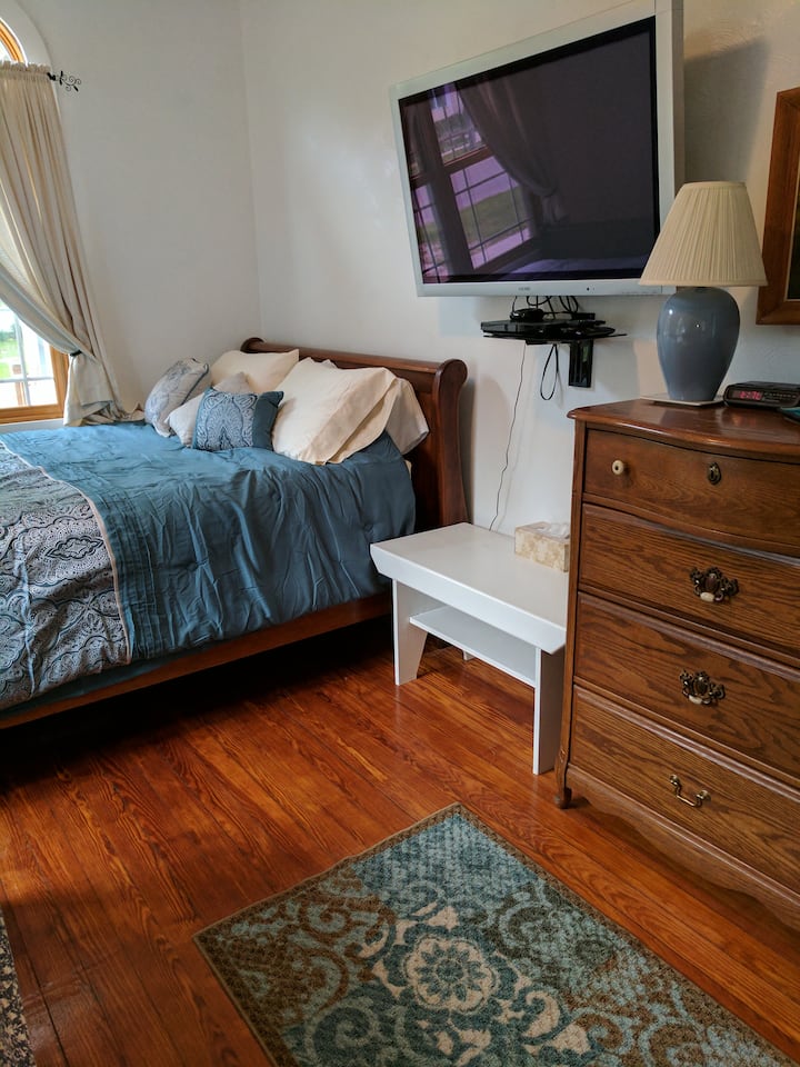 Hlavná spálňa - 50-palcová HDTV, Roku a DVD prehrávač