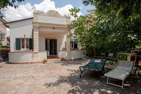 Villetta Lina, with garden, 300 meters from the sea