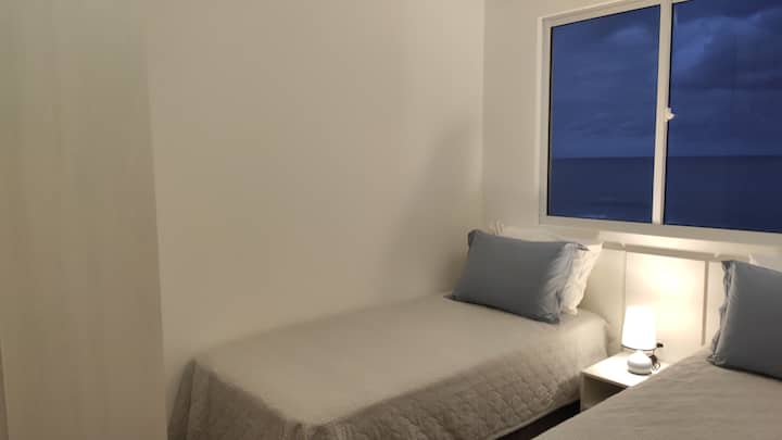 Somier, con la comodidad de colchones cómodos, que se pueden unir para convertirse en una cama doble. La foto no muestra la persiana de "apagón". Ya está instalado. Solo se tomó la foto antes.