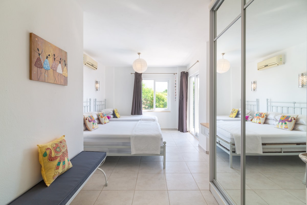 Спалня 3 има двойно и единично легло.