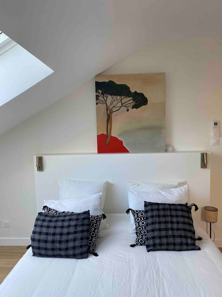 Dormitorio segundo piso muy luminoso - cama doble - gran velux con persiana eléctrica - aire acondicionado 