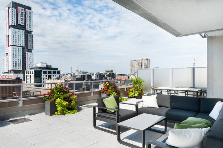 Luxurious 1000 sq ft Private Terrace 2 Bed Condo gallery image 2