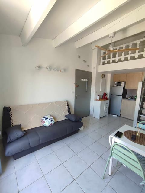 Popular Airbnb listing: Apartment for 2 adults 2 children, swimming pool. Close to everything. in Le Barcarès