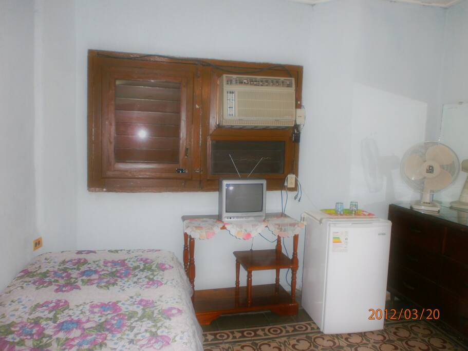 Habitacioón con TV, refrigerador, aire acondicionado, radiograbadora y secador