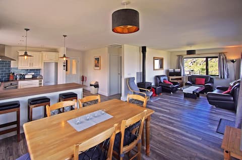 Popular Airbnb listing: Seaview House (An Cnoicín Ramhar) in Caherdaniel in Kenmare