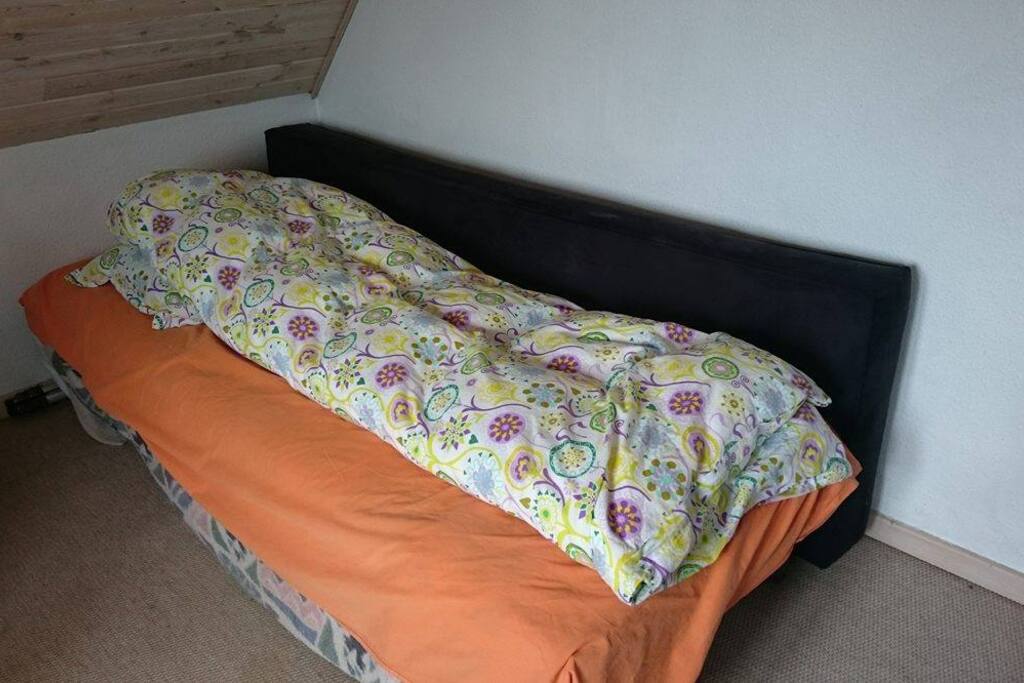Værelse med enkeltseng på 1. sal.