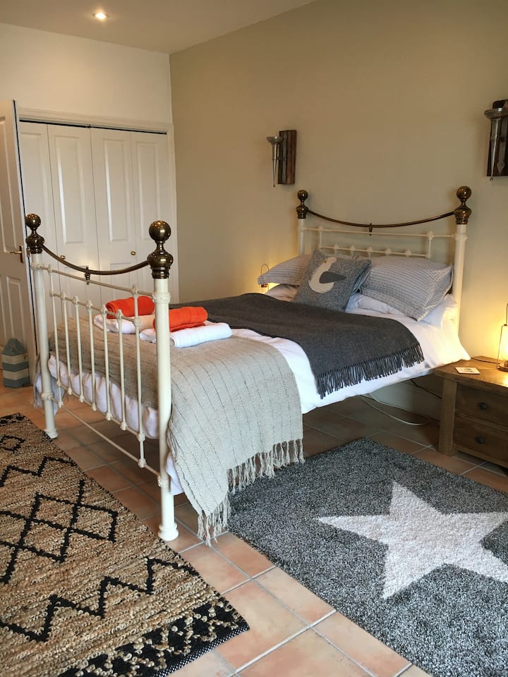 ห้องนอนใหญ่พร้อมเตียงเดินทาง 