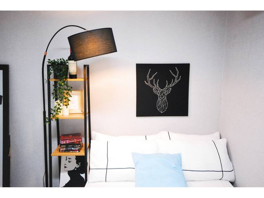 Room1 : 1 Queen bed and can fit 1 single bed with Aircon