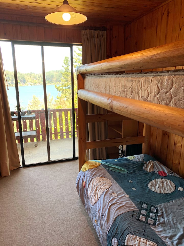 ห้องนอน 3 พร้อมวิวทะเลสาบและห้องสเตตัส (เตียงสองชั้น)