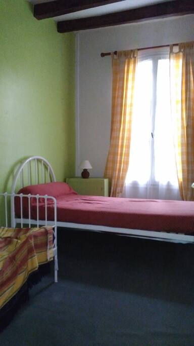 2 petits lits dans cette chambre. A l'étage une chambre avec un grand lit
