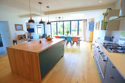 Large, luxury home, parking and garden, near sea