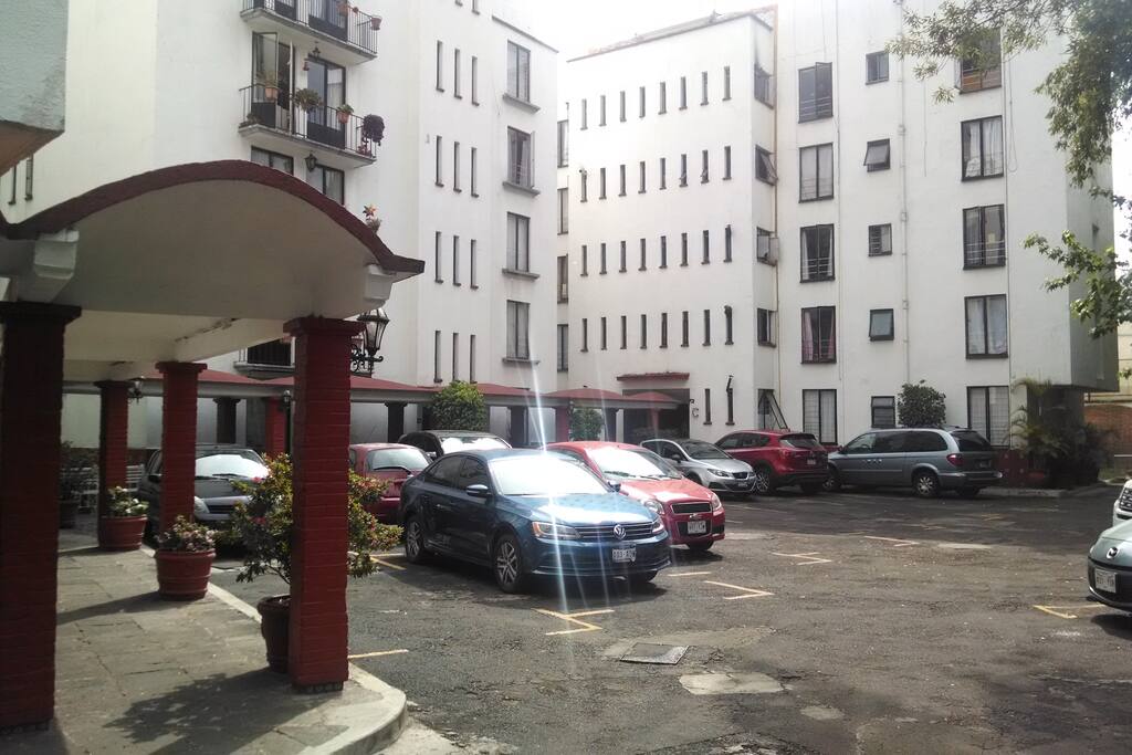 Interior del Condominio y Estacionamiento