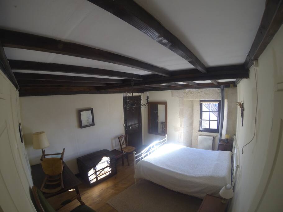 chambre 2 avec lit double et SDB vue sur la batisse