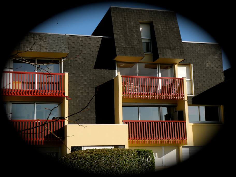 La façade de notre duplex coté cuisine l'entrée de l'escalier