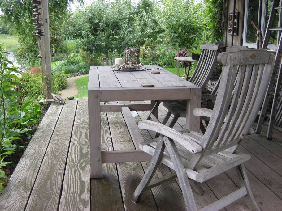 Bij mooi weer kun je heerlijk genieten onder de veranda, en eventueel het ontbijtje nuttigen/Weather permitting, you can enjoy delicious under the porch, and breakfast or eat