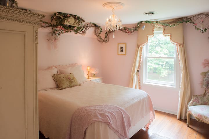 If you enjoy Faerie decor, this is the room for you! This is the second Queen sized bedroom upstairs adjacent to the bathroom. 