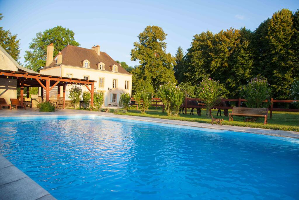 avec une grande piscine entre parc, potager et verger