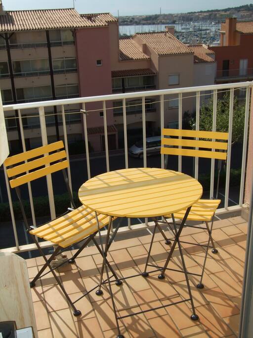 on peut manger sur le balcon