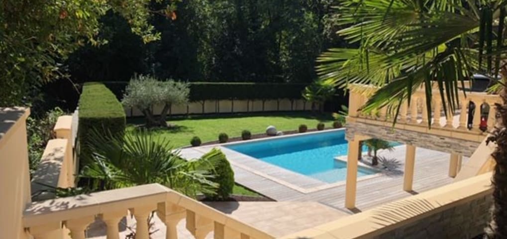 Villa devant la forêt