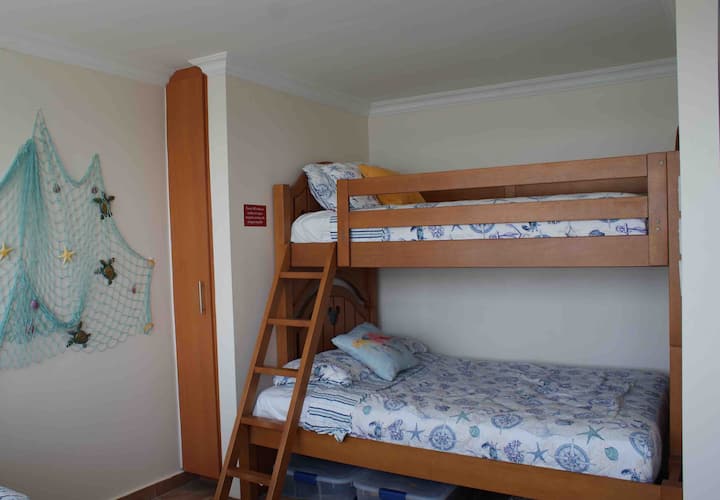 Ბავშვებისთვის ან სტუმრებისთვის  : 2 სრული საწოლი, 1 ორადგილიანი და ბუნკერის საწოლი 