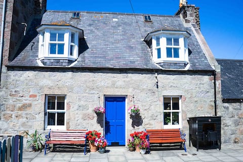 Top Airbnb: Unique 2 Bedroom Cottage in Fittie (Footdee) in George Street & Harbour