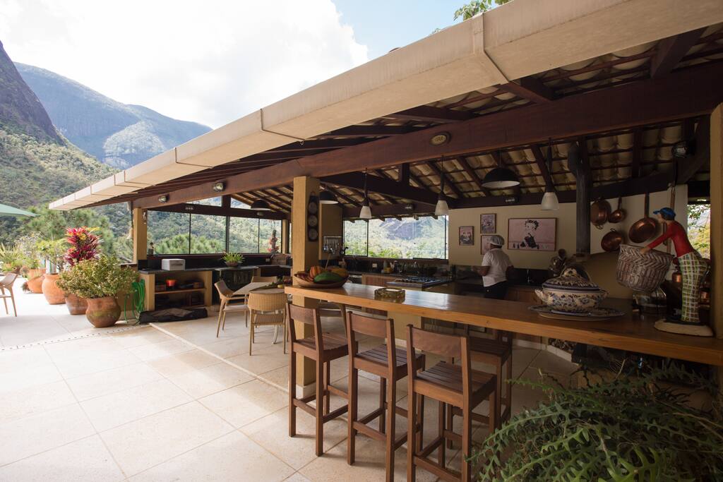 Espaço Gourmet com churrasqueira, forno de pizza e fogão a lenha