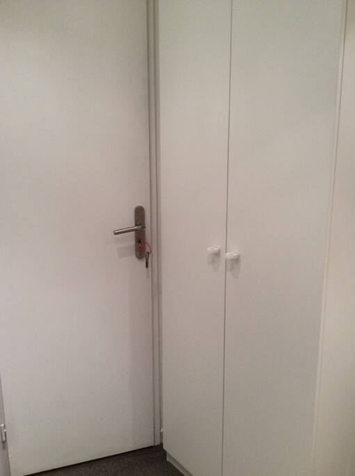 Armoire de rangement dans la chambre.