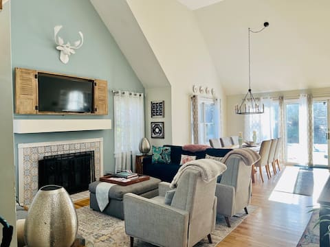 Popular Airbnb listing: Explore the Water & Woods at a Relaxing Retreat in Northwest Harbor
